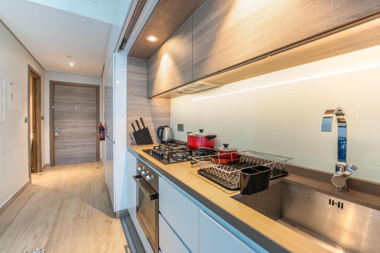 Fam Living - Marina Marvel - Studio Apartment With Breathtaking Views In Studio One Tower ดูไบ ภายนอก รูปภาพ