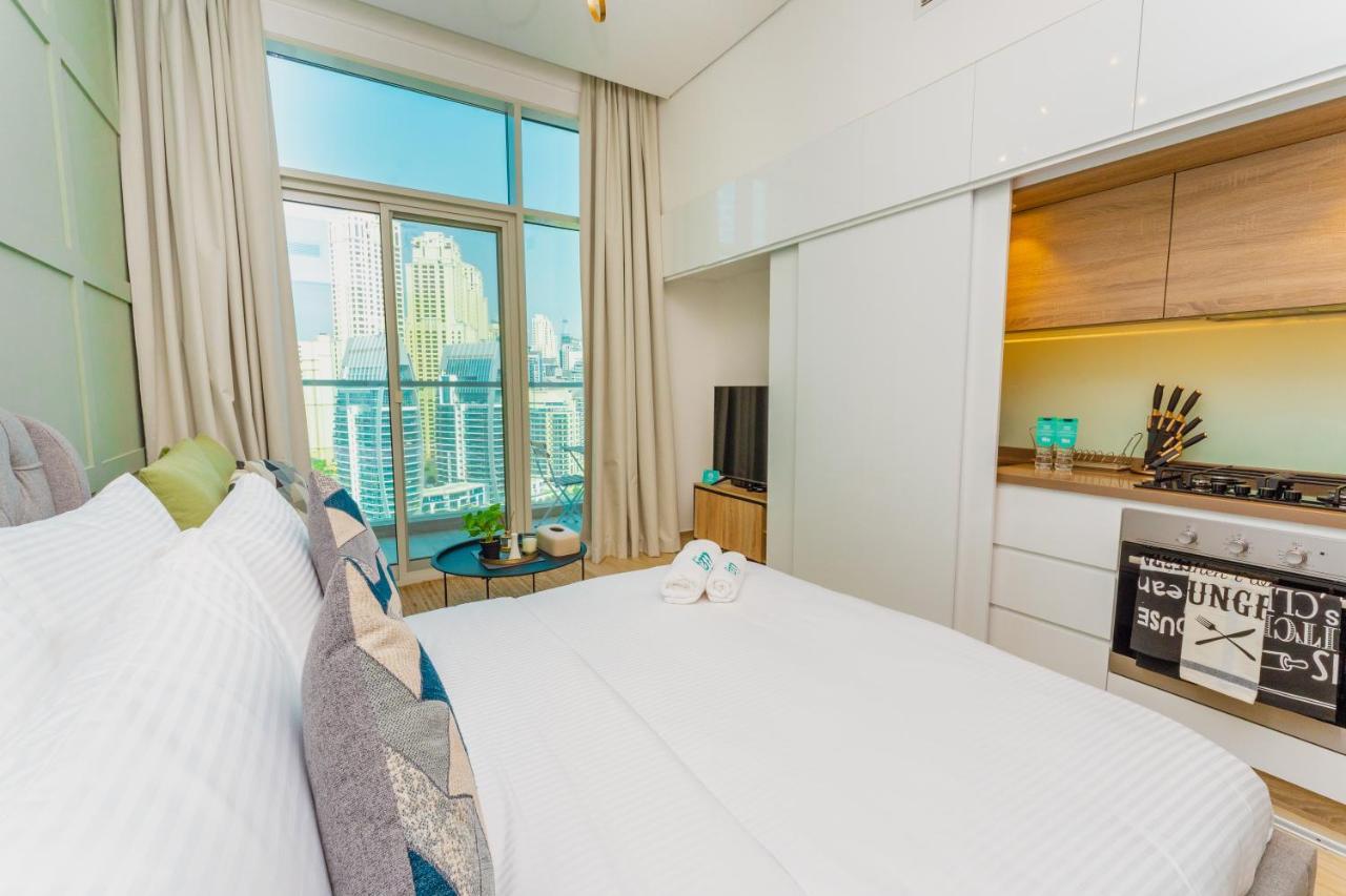 Fam Living - Marina Marvel - Studio Apartment With Breathtaking Views In Studio One Tower ดูไบ ภายนอก รูปภาพ