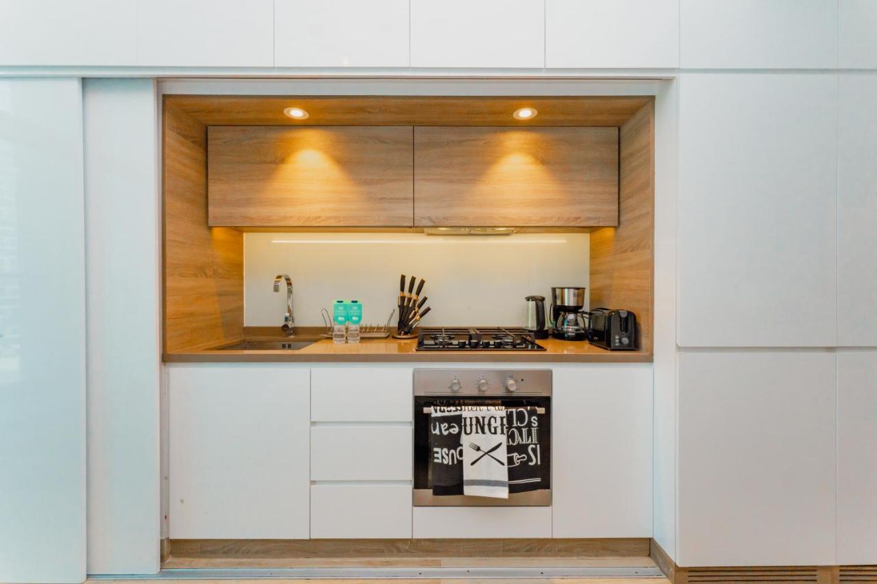 Fam Living - Marina Marvel - Studio Apartment With Breathtaking Views In Studio One Tower ดูไบ ภายนอก รูปภาพ