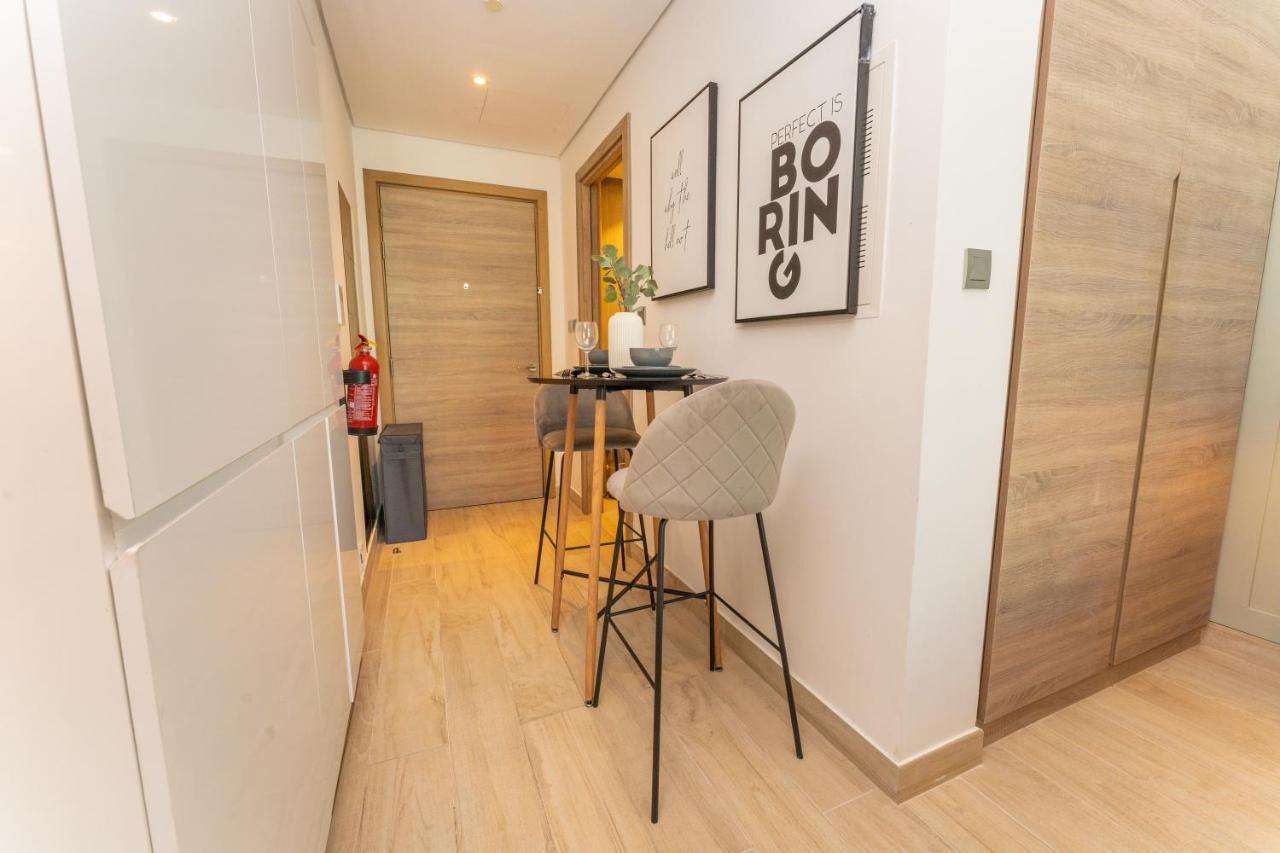 Fam Living - Marina Marvel - Studio Apartment With Breathtaking Views In Studio One Tower ดูไบ ภายนอก รูปภาพ