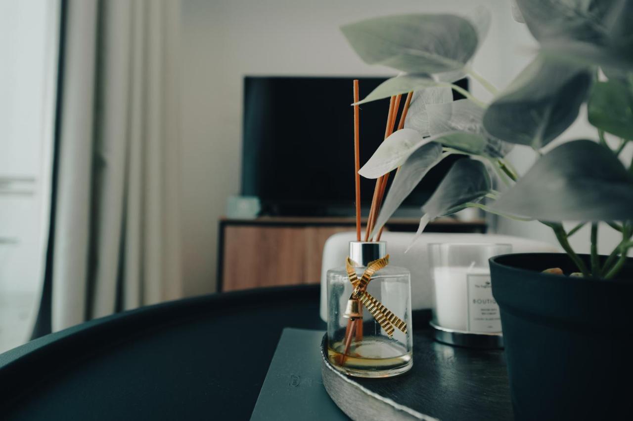 Fam Living - Marina Marvel - Studio Apartment With Breathtaking Views In Studio One Tower ดูไบ ภายนอก รูปภาพ